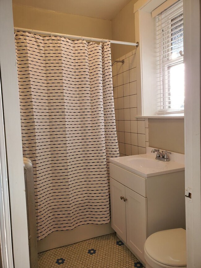 Building Photo - One Bedroom/One Bath in Historic Building ...