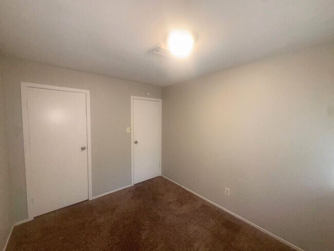 Building Photo - 2222 Riverford Dr