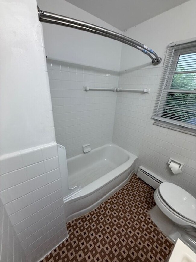 Building Photo - 1000 Woodlawn Ave