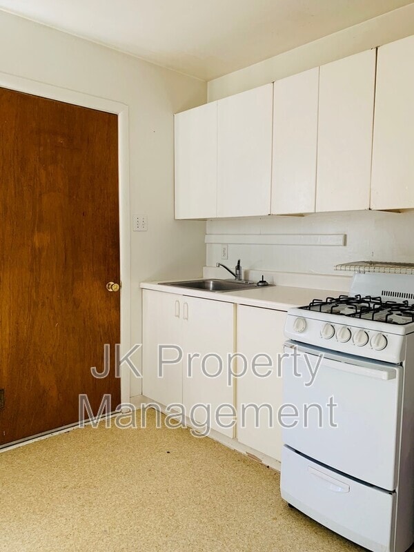 Building Photo - 421 14th St N