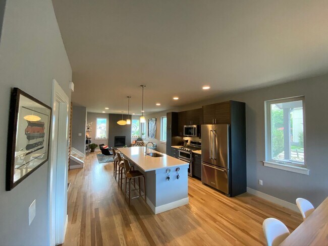 Building Photo - Gorgeous 4B/3.5B North Boulder - Available...