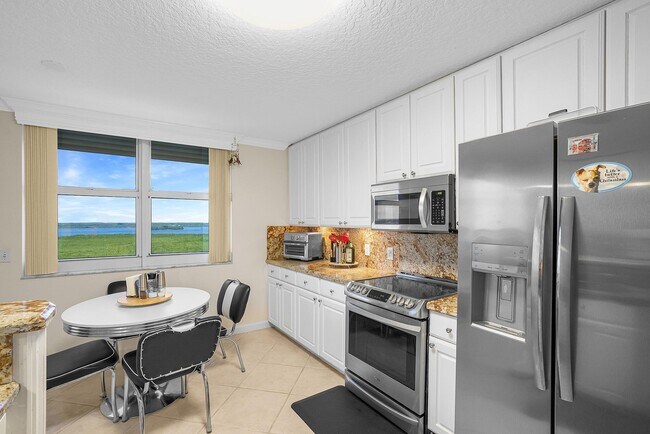Building Photo - 5049 N Hwy A1A