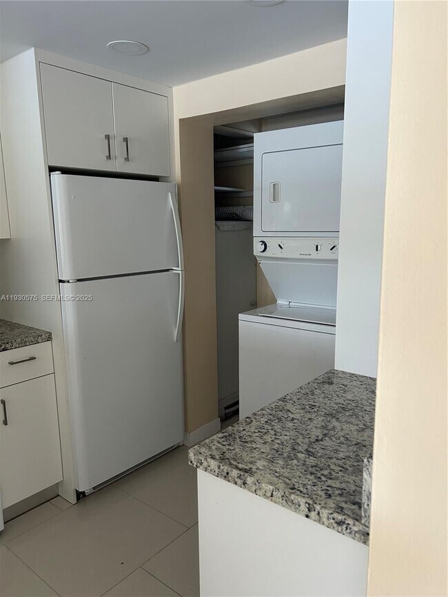 Building Photo - 7910 N Colony Cir