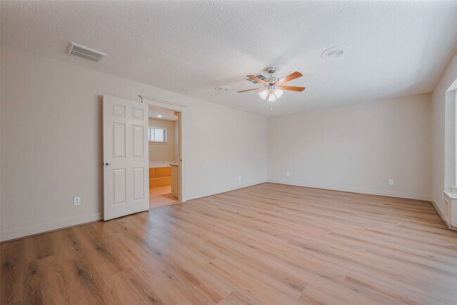 Building Photo - 2727 Raintree Dr