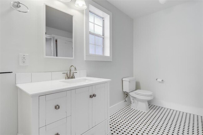 Building Photo - 609 W 35th St
