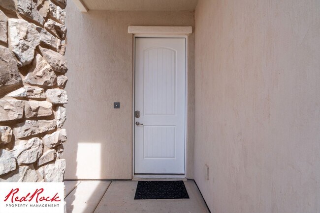 Building Photo - 3 Bedroom, 2.5 Bathroom Townhome in Ivins City