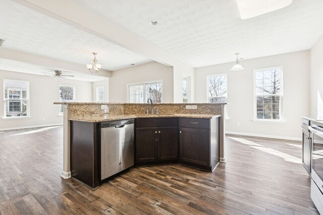 Building Photo - Suffolk Condo- Ready for move in