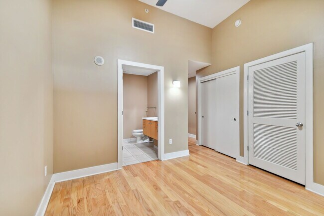 Building Photo - 1120 E Kennedy Blvd