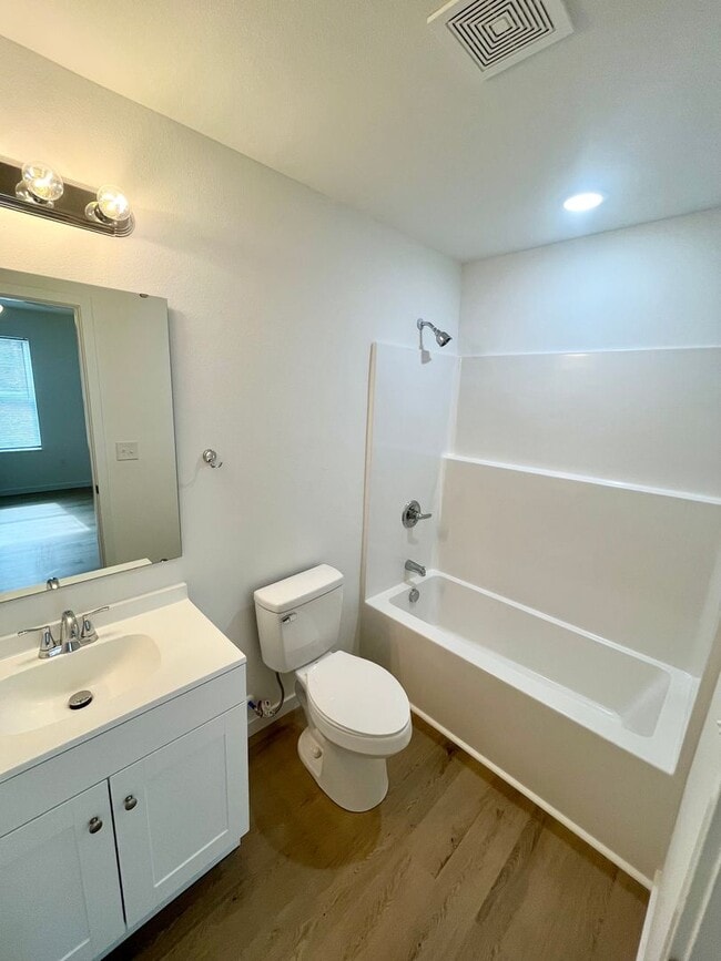 Building Photo - 3 Bed | 2 Bath | 1 Car Garage