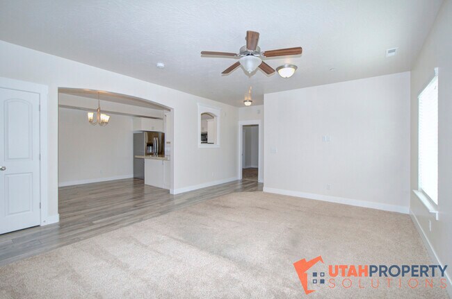 Building Photo - 1807 N Crest Rd