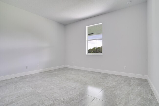 Building Photo - 388 SW Vista Lake Dr