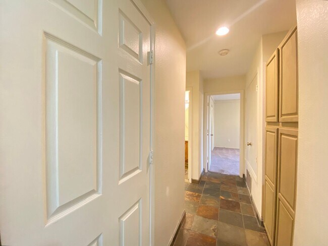 Building Photo - Spacious Home in Vista Primera