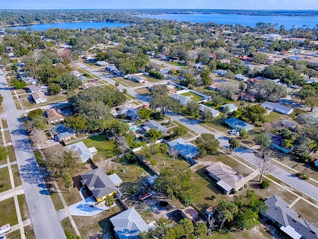 Building Photo - 2 bedroom 2 bath renovated gem in Mount Dora