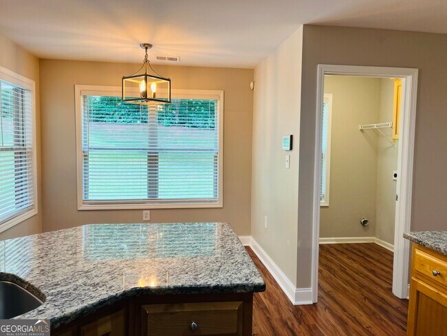 Building Photo - 5750 Crest Hill Dr NE