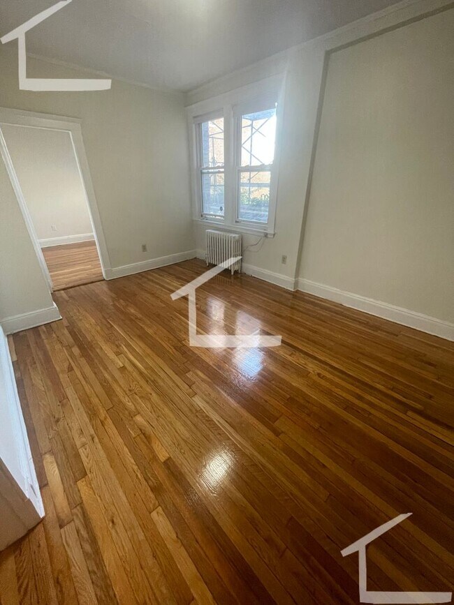 Building Photo - Avl NOW - No Fee! Split-style 2BR on Green...
