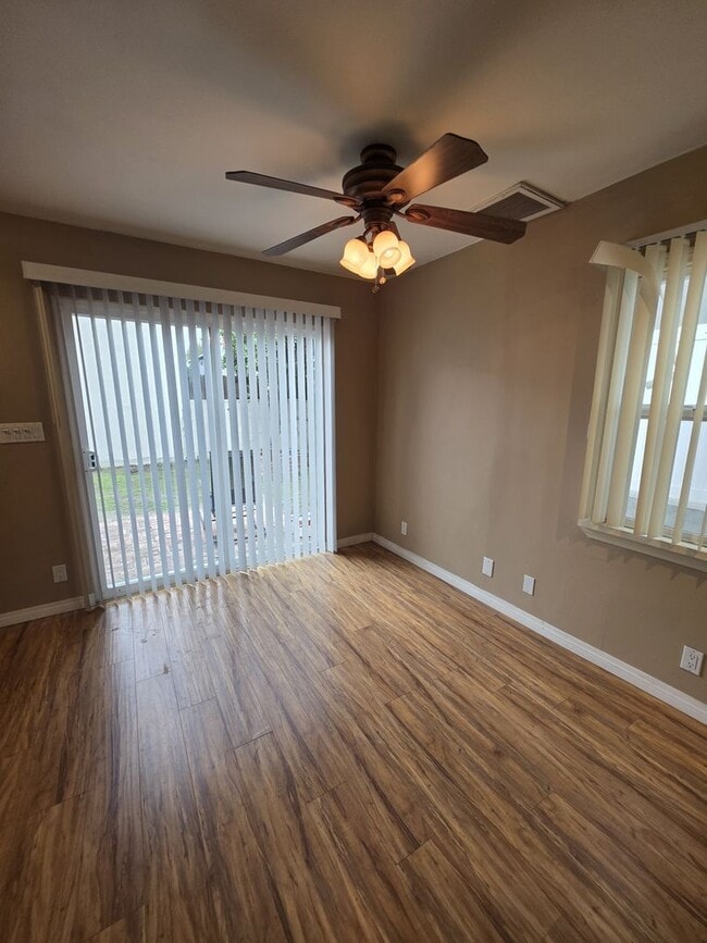 Building Photo - 2072