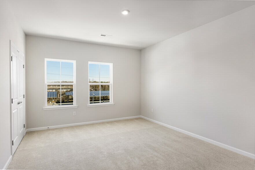 Building Photo - 10 Sidney Ln