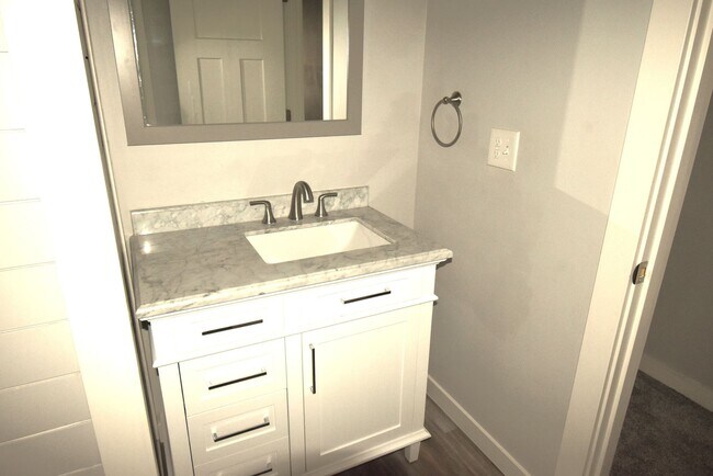 Building Photo - Spacious Town home.