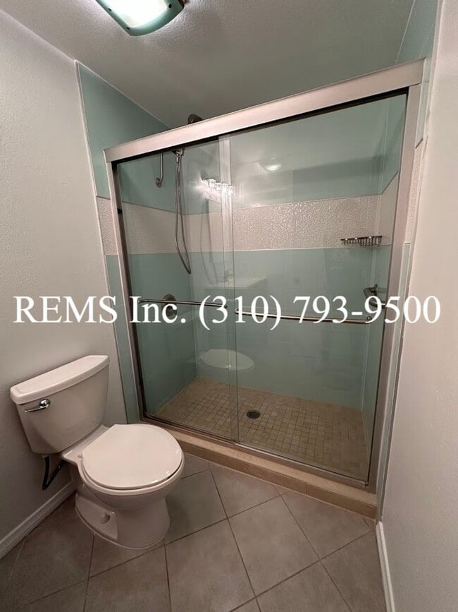 Building Photo - Remodeled Townhome with Garage and Laundry...
