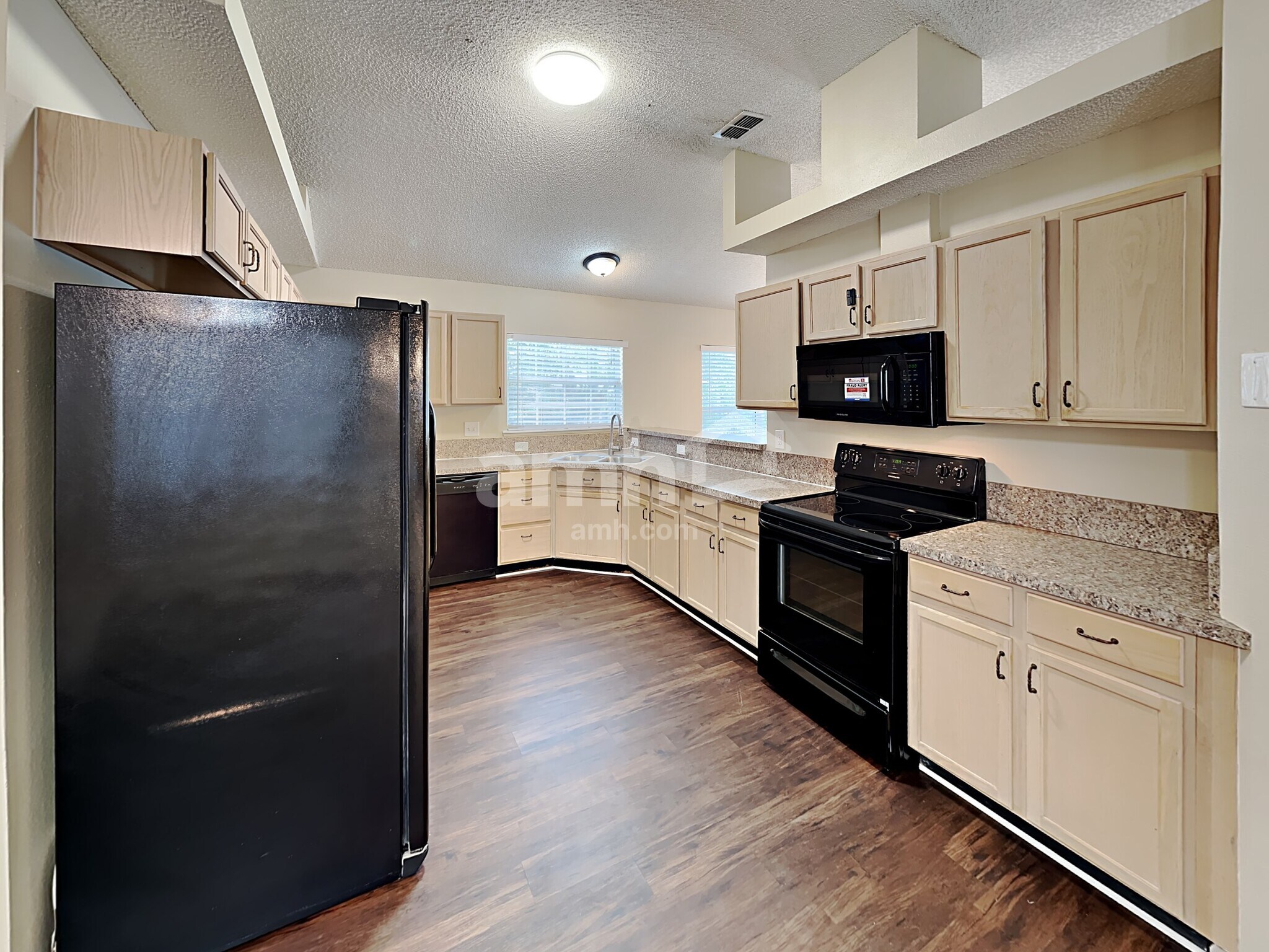 Building Photo - 6118 Alpenrose Ave