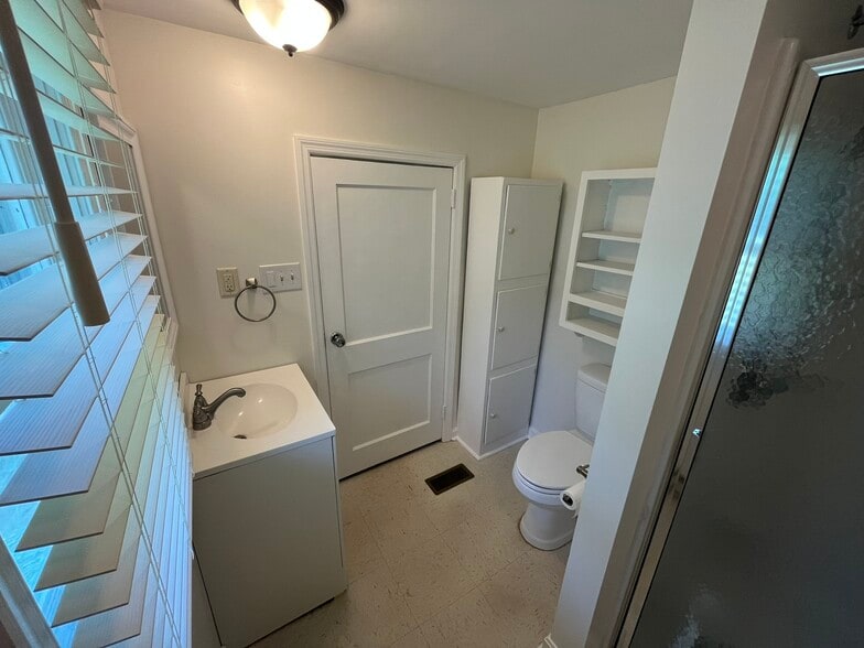 Bathroom - 328 Tyrone St