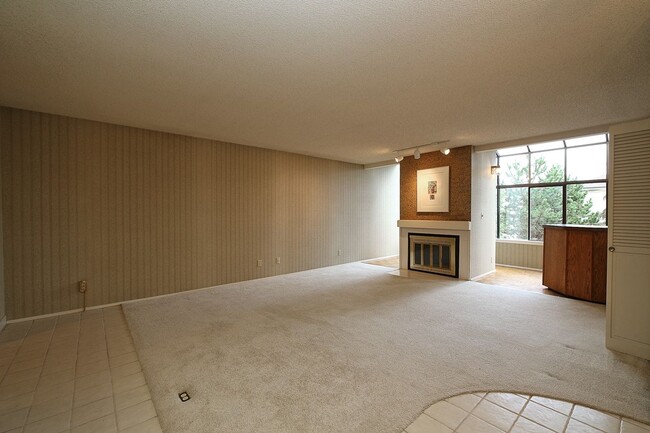 Building Photo - 2Bd/2Ba Mercer Island Condo