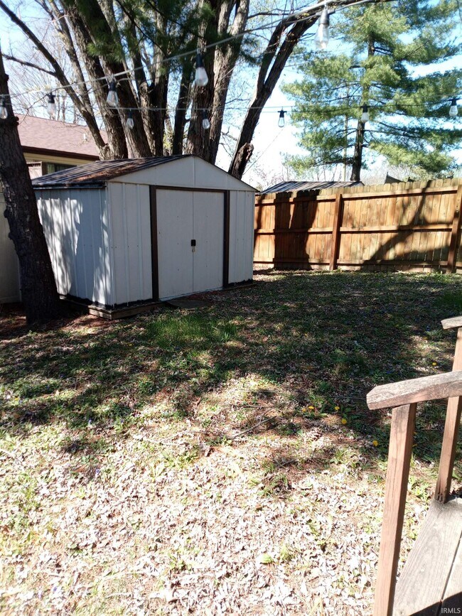 Building Photo - 402 S Village Ct