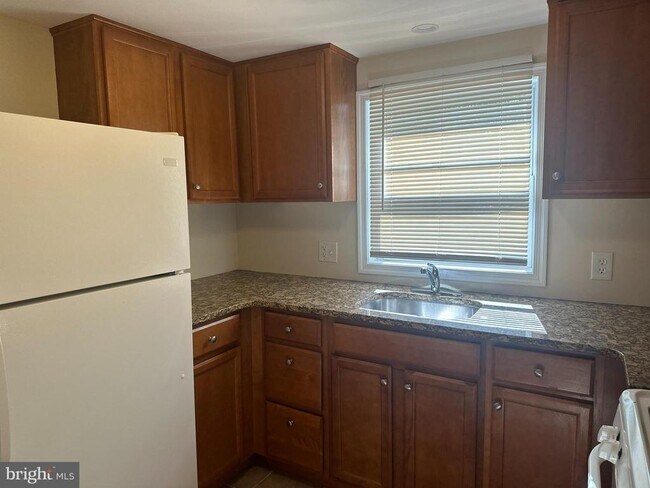 Building Photo - 371 Easton Rd