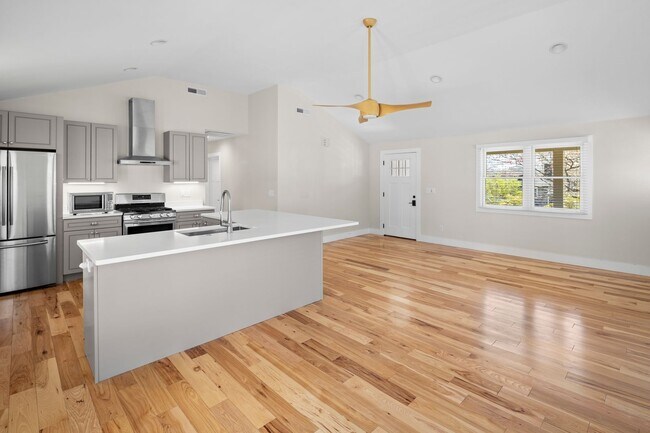 Building Photo - Beautiful Home - Excellent Kenilworth Location!