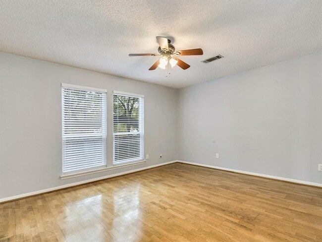 Building Photo - Charming 2 Bedroom, 1.5 Bathroom Home with...