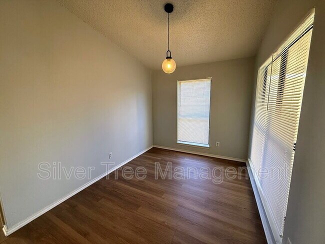 Building Photo - 6847 S Creek Dr