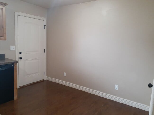 Building Photo - 2 bed 1.5 bath Lincoln Park Townhome!