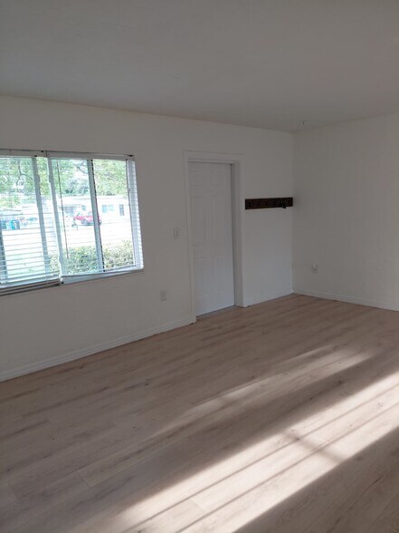 Building Photo - 1003 39th Ave W