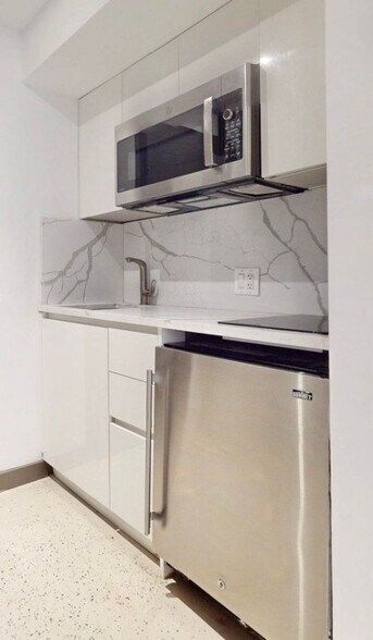Building Photo - Gorgeous Views From Furnished Studio in Luxury Building