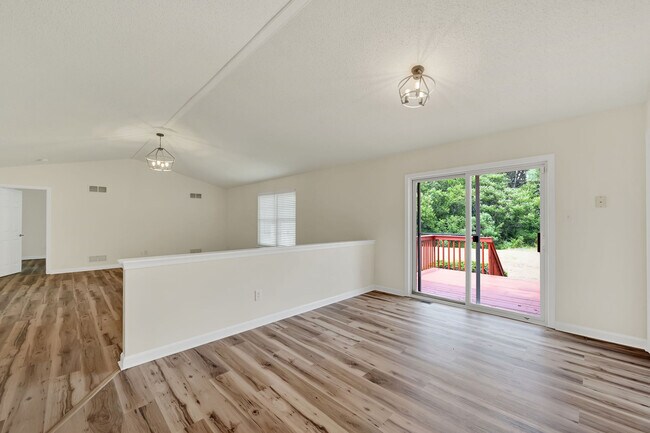 Building Photo - 270 Oaknoll Ave