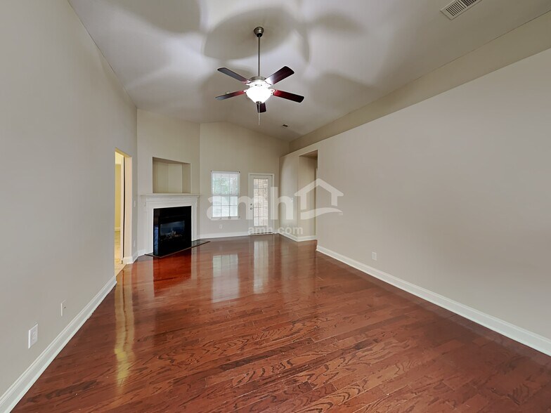 Building Photo - 1762 Woods Ln