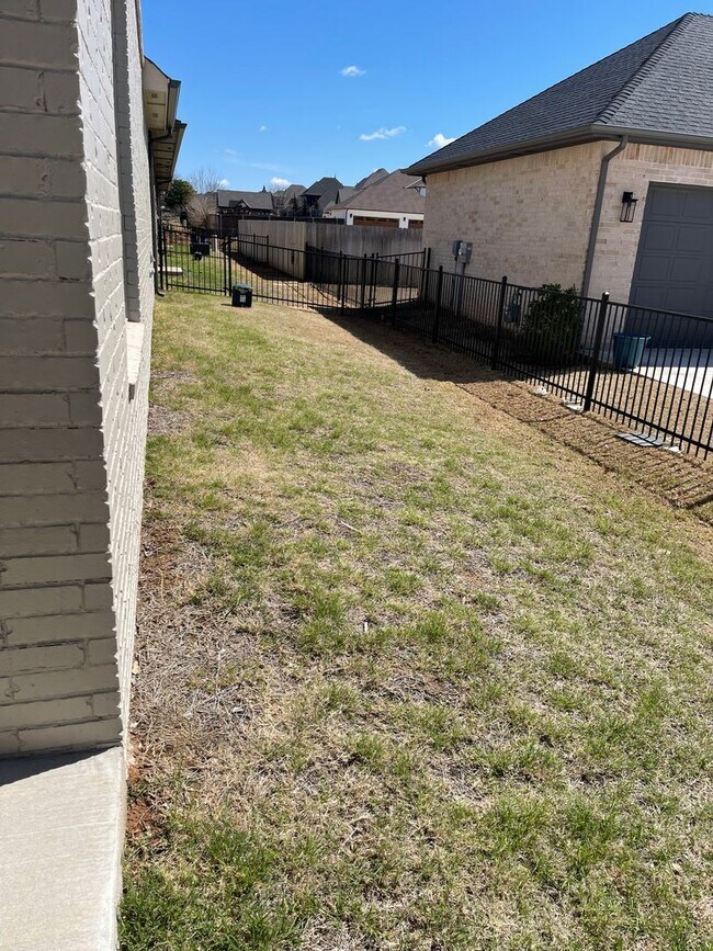 Building Photo - *Fully Furnished* 4 bedroom, 2.5 bathroom, 2 car garage Gated Neighborhood