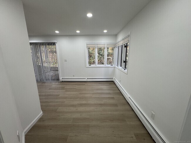 Building Photo - 4 Earls Ct