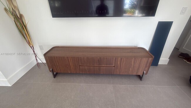 Building Photo - 4701 NE 3rd Ave