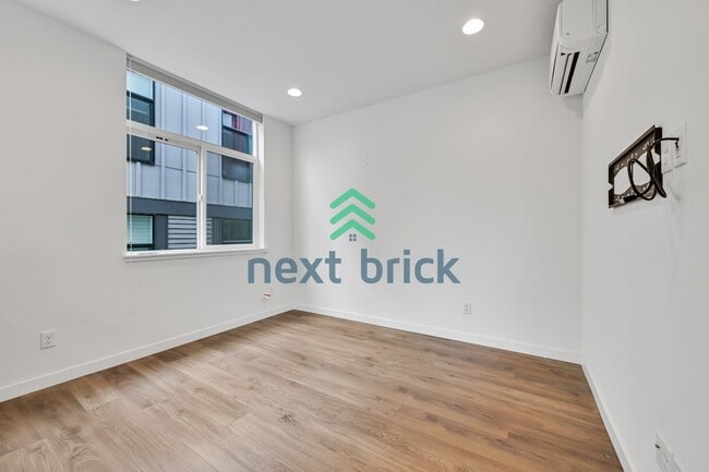 Building Photo - Charming 2-Bed, 2-Bath Townhouse Retreat in Seattle's Vibrant Heart – 1100 Sq Ft of Modern Living!
