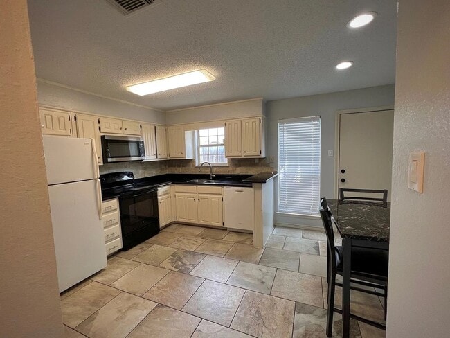 Building Photo - Updated condo at Cobblestone, closet to Campus!