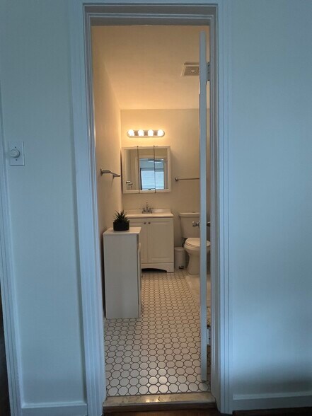 Bathroom - 1023 W Gardner St