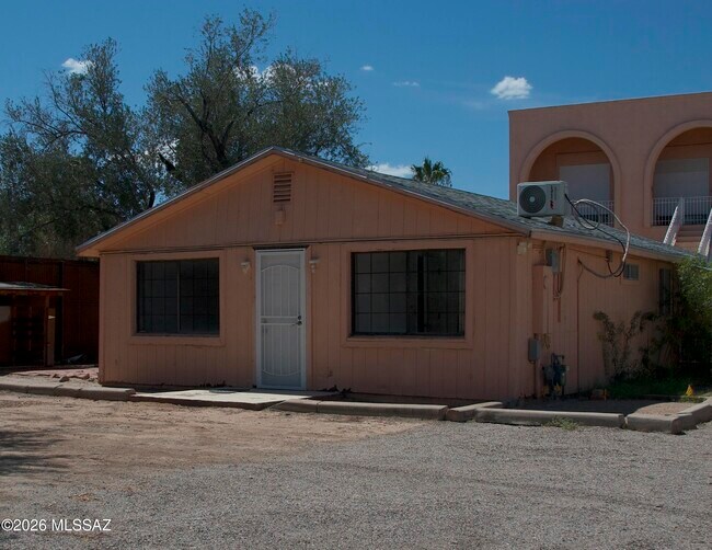 Building Photo - 2825 N Alvernon Way