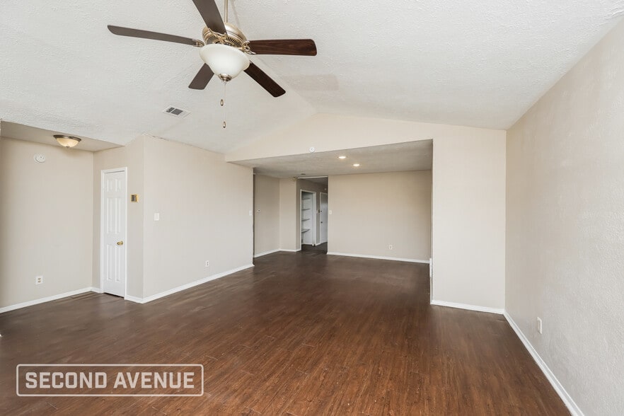 Building Photo - 9124 Pinehaven Dr