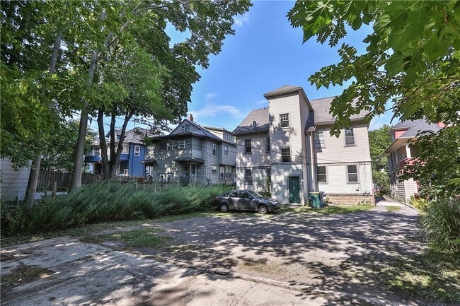 Building Photo - 296 Laburnam Crescent