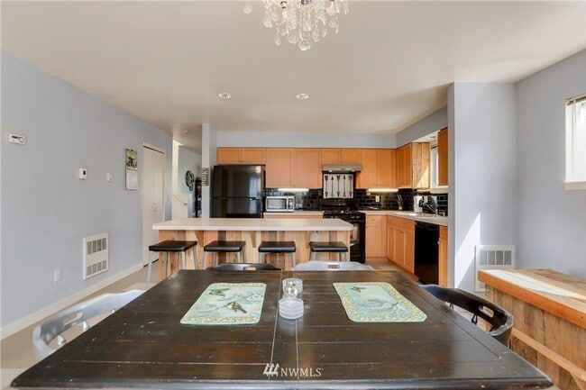 Building Photo - Beacon Hill 3bed 2.5bath Home