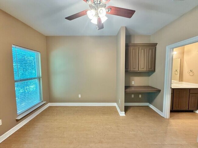 Building Photo - 4 Bedroom 3.5 Bath Duplex in East Tyler!