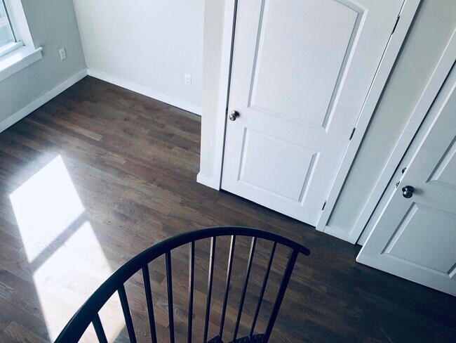 Building Photo - 347 7th St