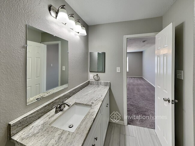 Building Photo - 12002 Peachtree Ln