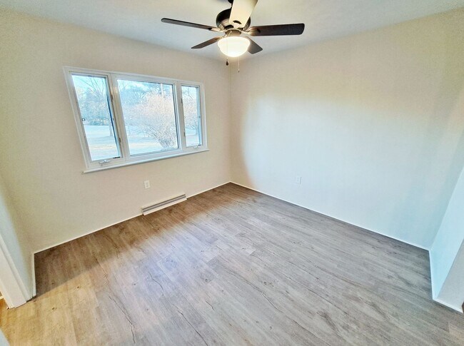 Building Photo - 3 Bed / 1-1/2 Bath Single Family Home w/ 2-Car Garage